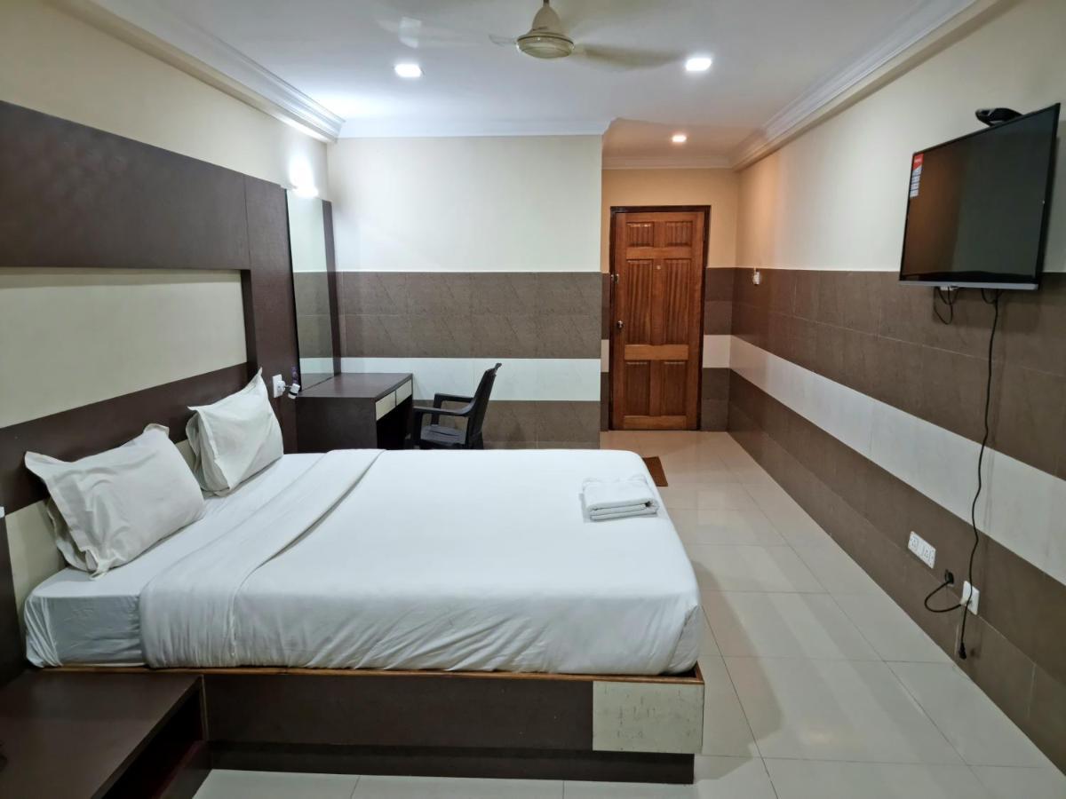 Js Grand Residency Hotel Палакад Екстериор снимка