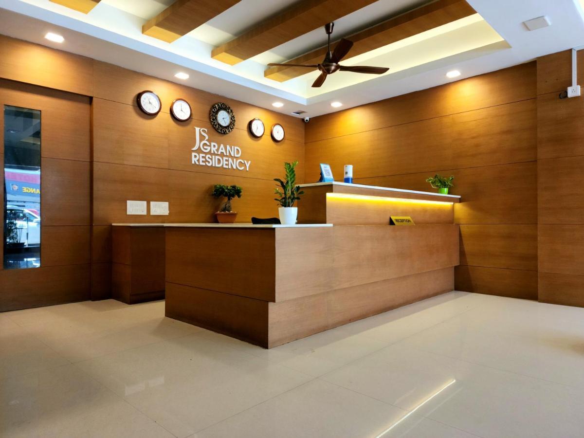 Js Grand Residency Hotel Палакад Екстериор снимка